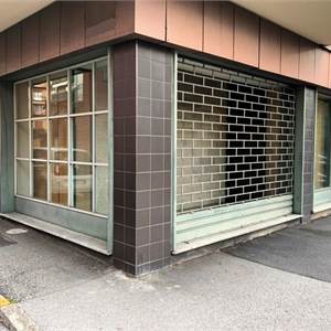 Commercial Premises / Showrooms for Sale in Erba