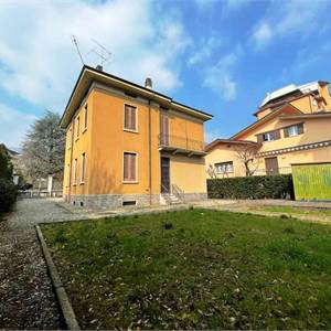 Villa In Vendita a Erba