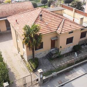 Villa In Vendita a Erba