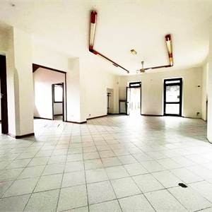 Bureau Dans Louer à Eupilio