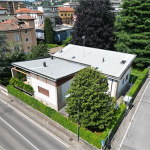 Villa In Vendita a Erba