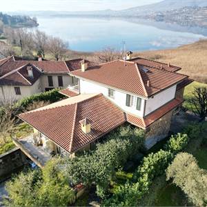 Villa In Vendita a Bosisio Parini