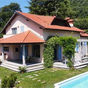 Villa In Vendita a Caslino d'Erba