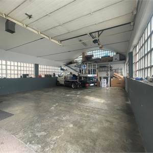 Magazzino In Vendita a Merone