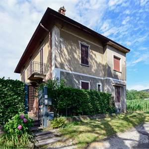 Villa / Haus in Verkauf zu Erba